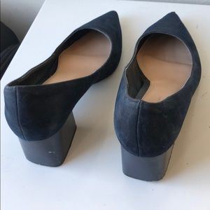 Pointy pumps with block heel